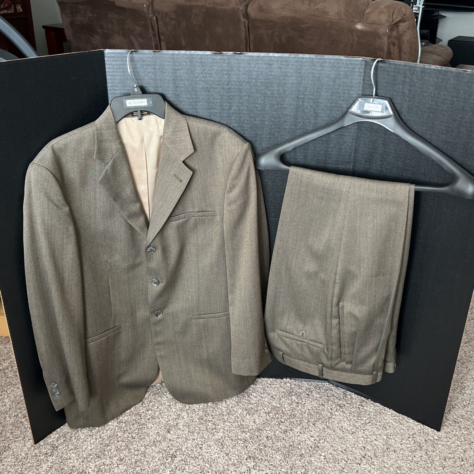 J. Ferrar Men’s Suit. Brown 40 Short Jacket 32x30 Pant 