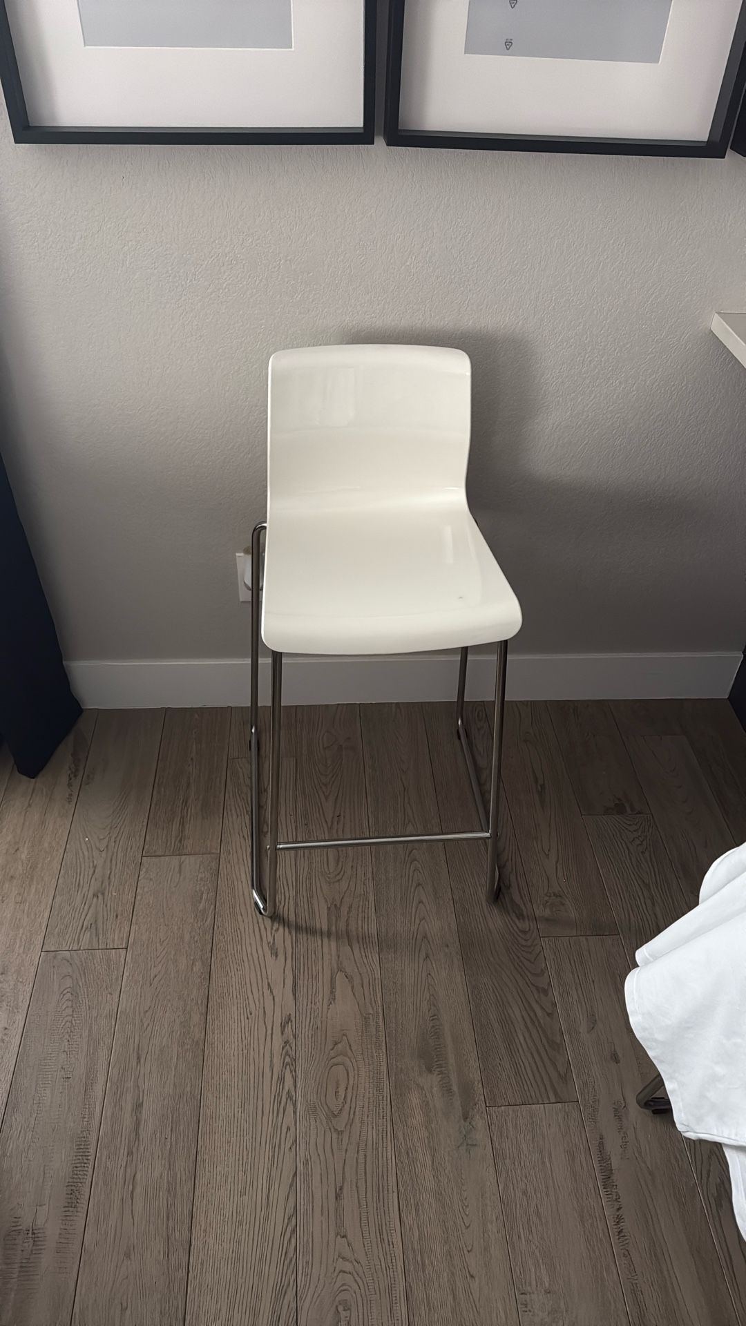 3 White Plastic Counter Stools