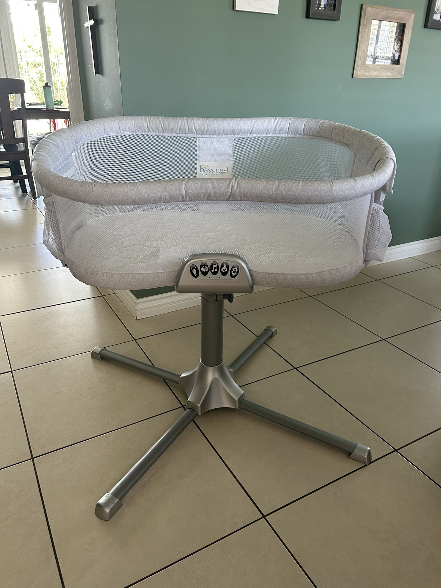 Halo Swivel bassinet - With Mattress, 3 Sheets, & Waterproof Slip Cover