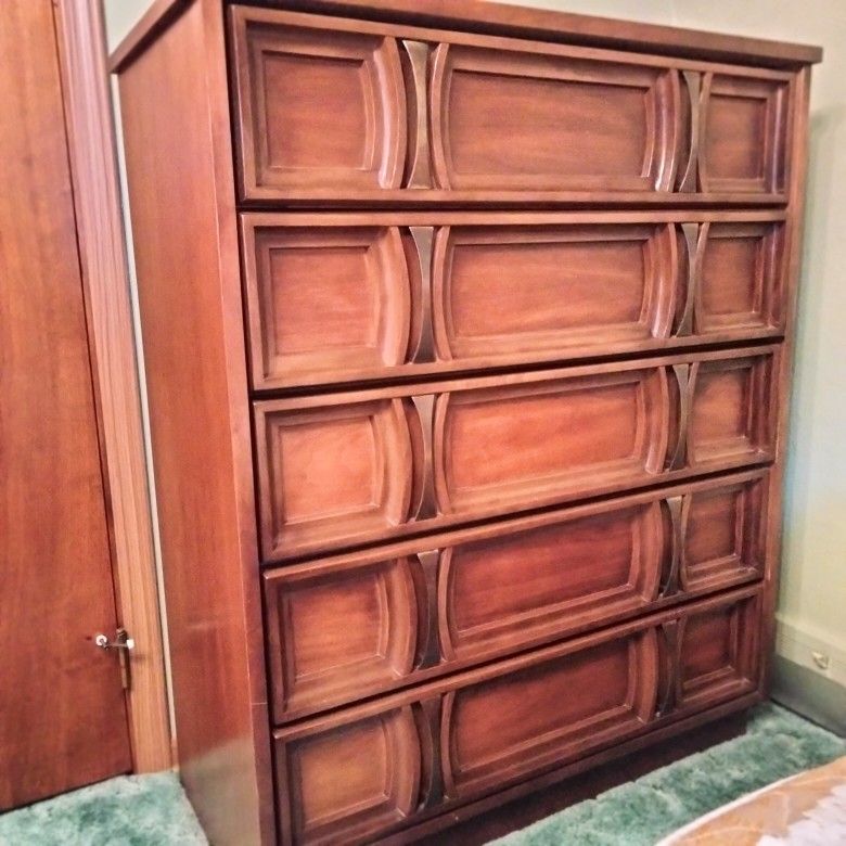 Set Of Twin Beds With Dresser