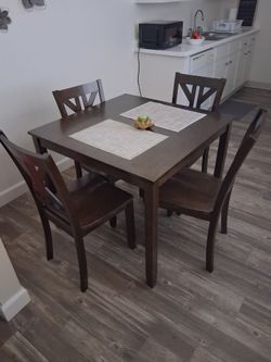 Table w 4 Chairs