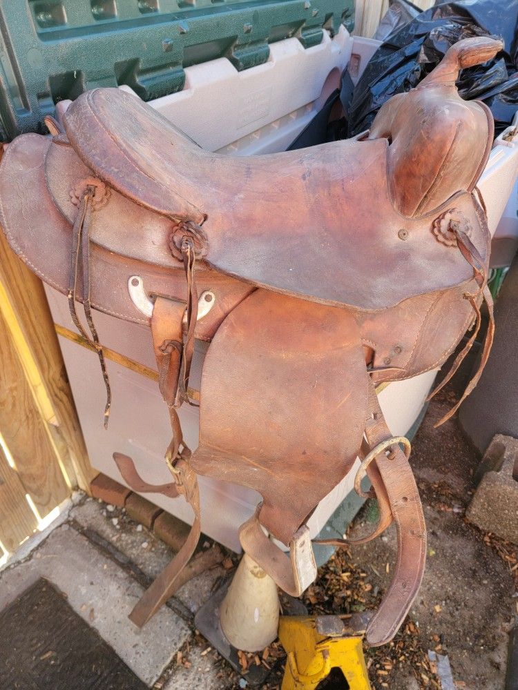 Horse Saddle - Needs Oil - Large