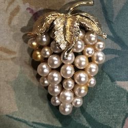 Vintage Faux Grape Cluster Pearl Brooch With Gold Tone Leaves