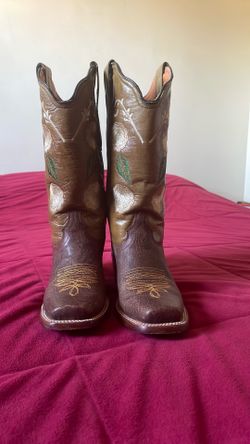 Women Boot, brown color, size 8