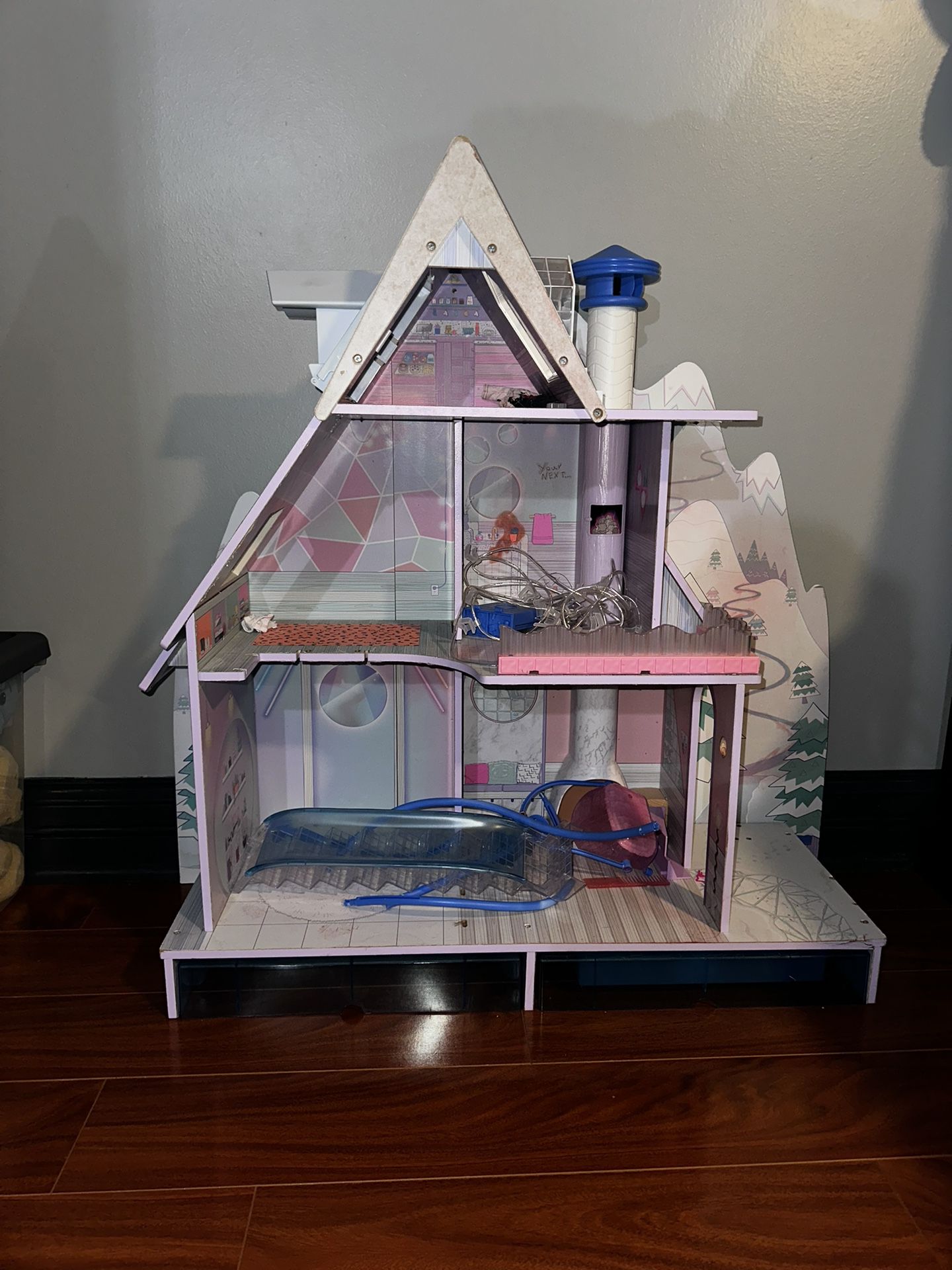 LOL Doll House Includes A Set Of Dolls