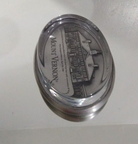 VINTAGE" MOUNT VERNON" PERTER - GLASS PAPERWEIGHT 5"×2.5 - M100