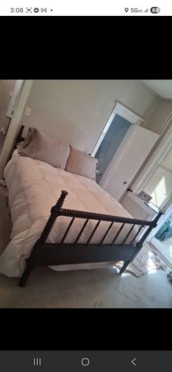 Farmhouse Style Spindle Bed Full Size includes Mattress & Box 