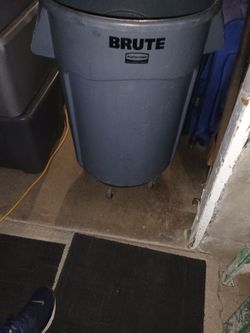 Brute trash cans with wheels