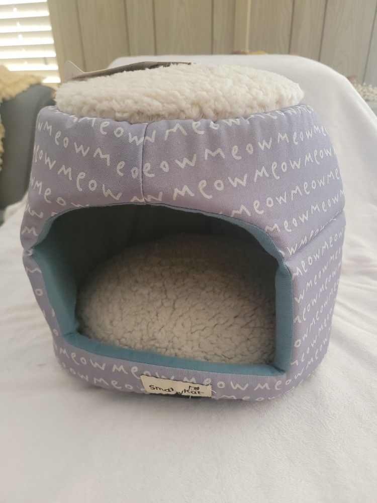 BRAND NEW CAT HUT