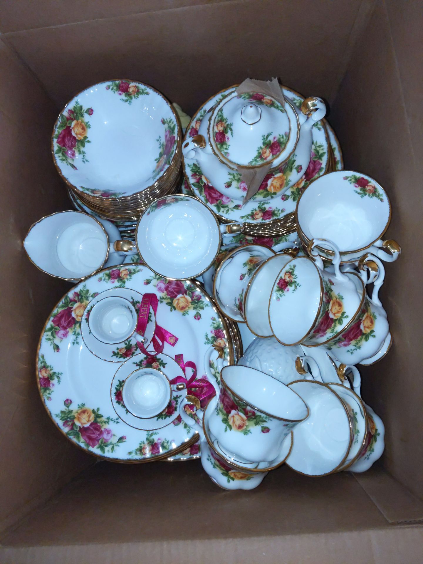 Complete set of Royal Albert tea settings Accessories and diningware