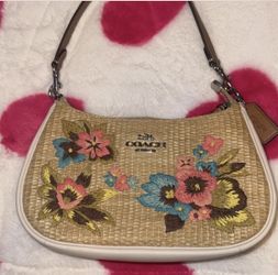 Coach Teri Shoulder Bag with Floral Embroidery in natural multi straw and smooth leather!