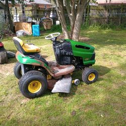 LA100 John Deere Lawn Tractor