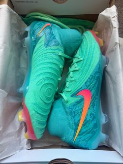 Nike Phantom Elite Soccer Cleats Size 9 and 10