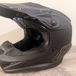Troy Lee Designs Full Face Helmet (MIPS) – Size M – Great Condition