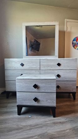 Drawer dresser whit mirror y nightstand