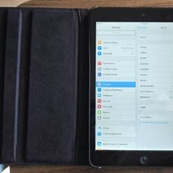 Very good iPad mini 1st Gen WiFi 32GB MD529LL/A with Leather Case 
