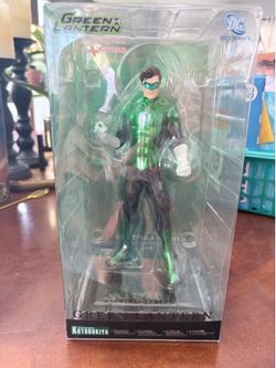 Green Lantern statue
