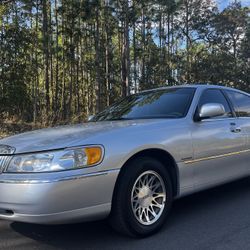 Low Actual Miles Town Car