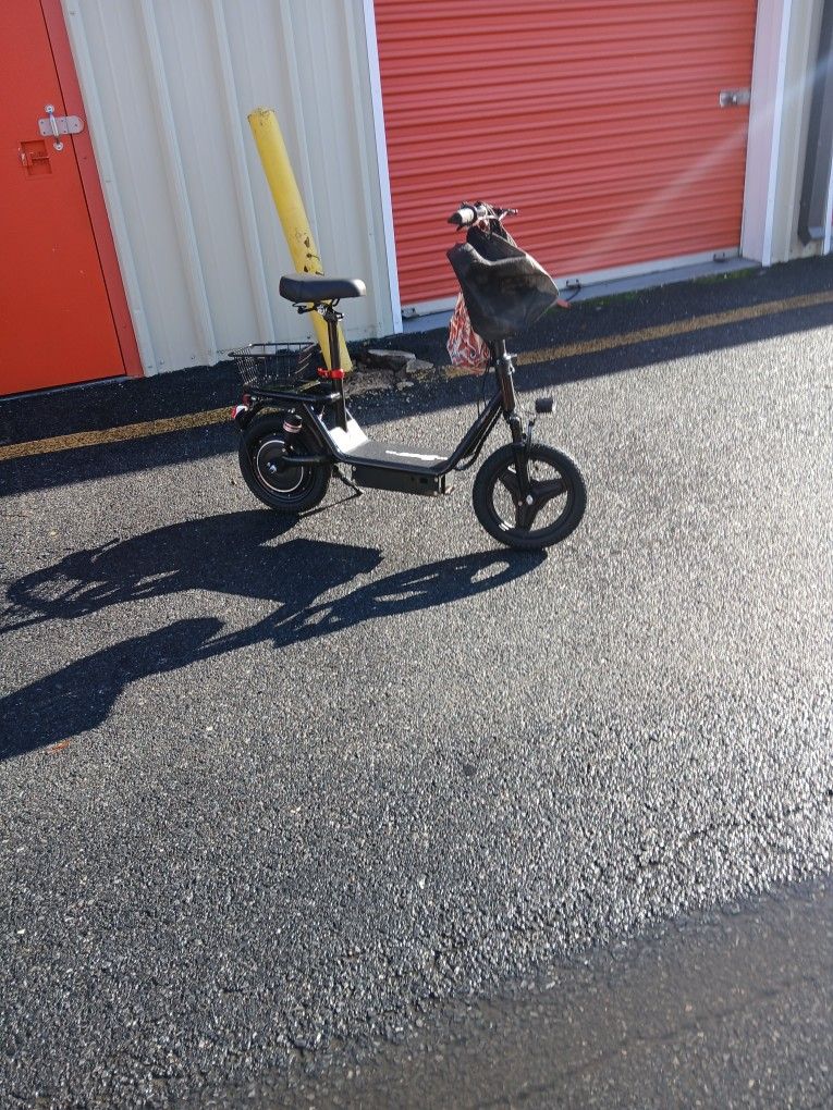 Electric Motorcycle, Scooter 220LBS Max Riders Weight  100Miles Super RANGE 27MPH