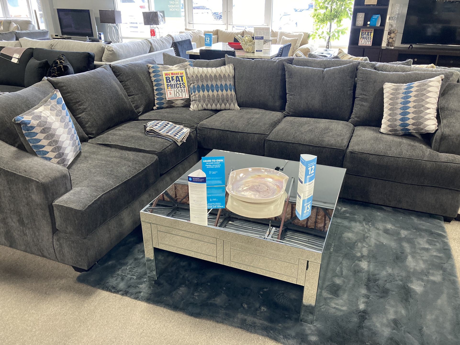 Beautiful Sectional ✨💙 Easy Financing Available ✨🤍 Free Delivery 🚚