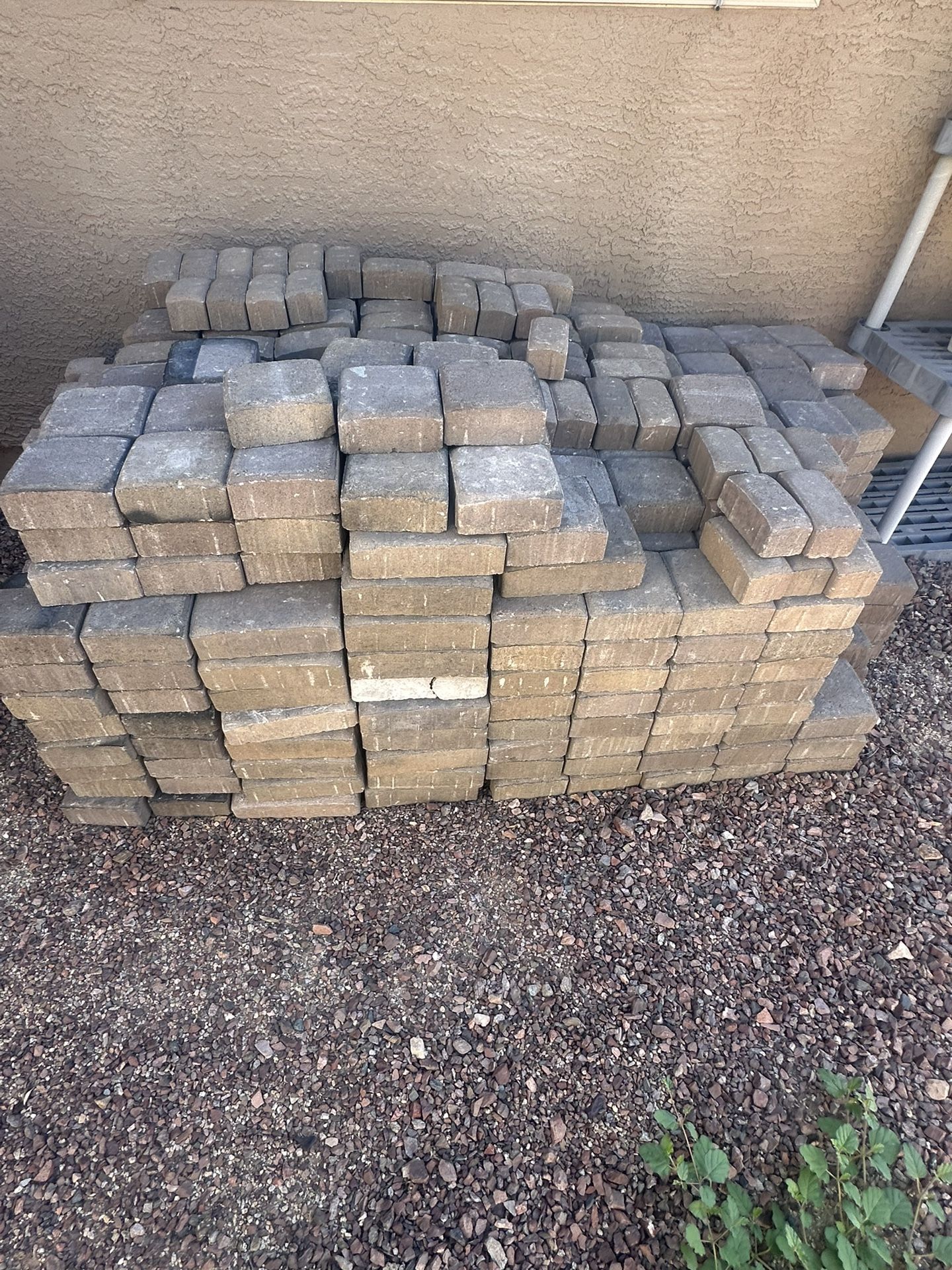 1 Pallet Of Three Tone Brown Mix