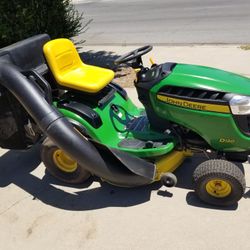 John Deere D130 Riding Lawnmower With Bags. 