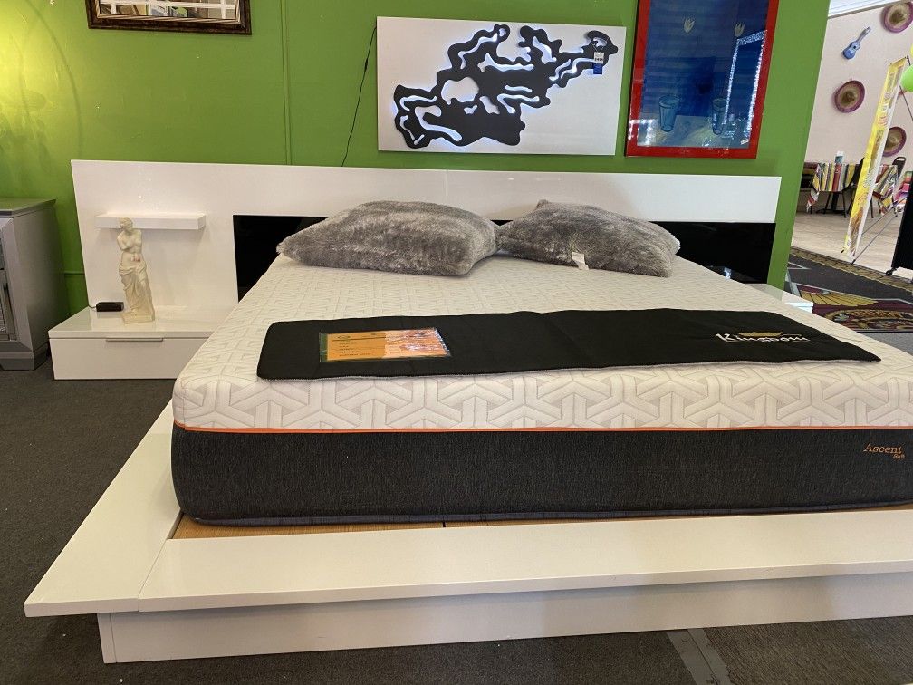 Modrest Impera Contemporary Lacquer Queen Platform Bed ⚠️Delivery and Set up $129⚠️