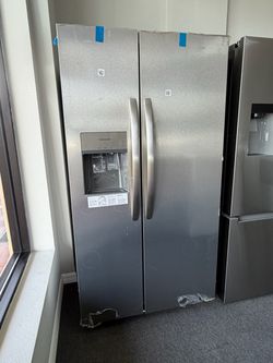 Refrigerator side by side