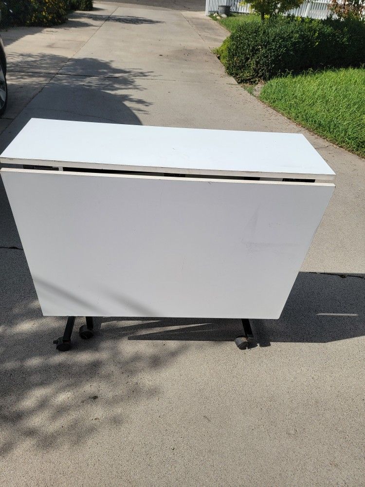 FOLDABLE TABLE WITH WHEELS