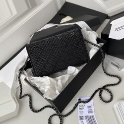 Offers ok! CHANEL VIP TOTE Quilted chain Bag Precision Beauty GWP for Sale  in Fitchburg, MA - OfferUp