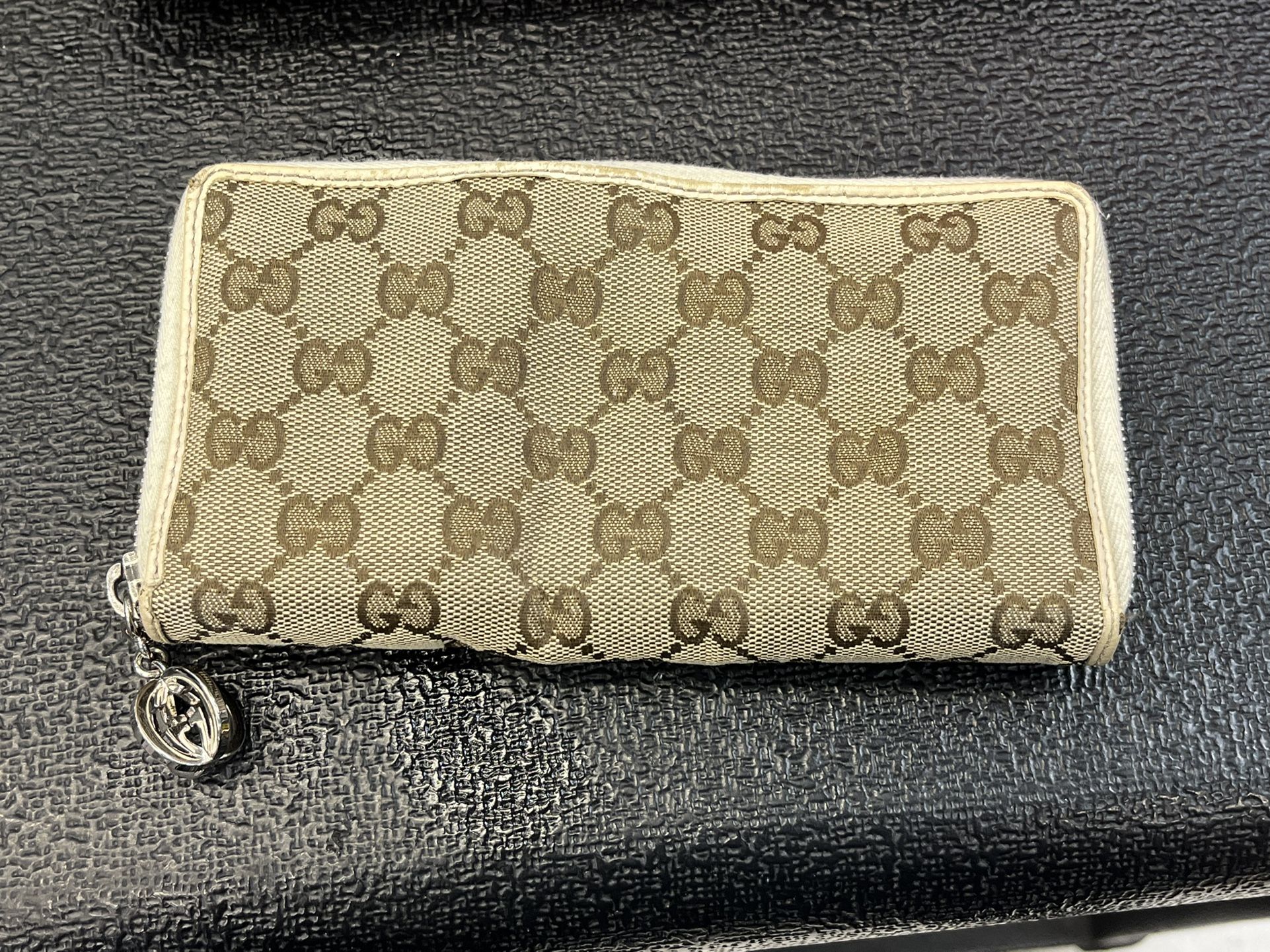 Authentic Gucci Zip Around Signature GG Wallet 