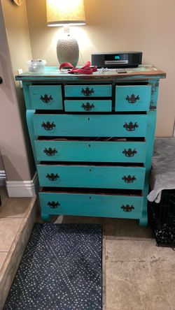 Antique Solid Wood Dresser w/Keyholes & Multiple Drawers!