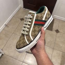GUCCI SHOES SIZE 9