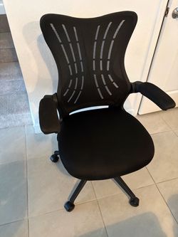Black mesh office desk chair