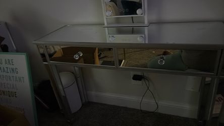 Mirror vanity