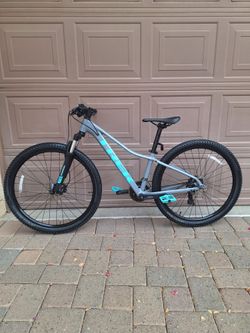 TREK MARLIN 5 MOUNTAIN BIKE 27.5 INCH LIKE NEW ( CHECK MY OTHER BIKES)