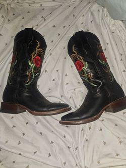 Quincy Women’s Black Leather Cowgirl Boots – Red Rose Embroidery, Size 9