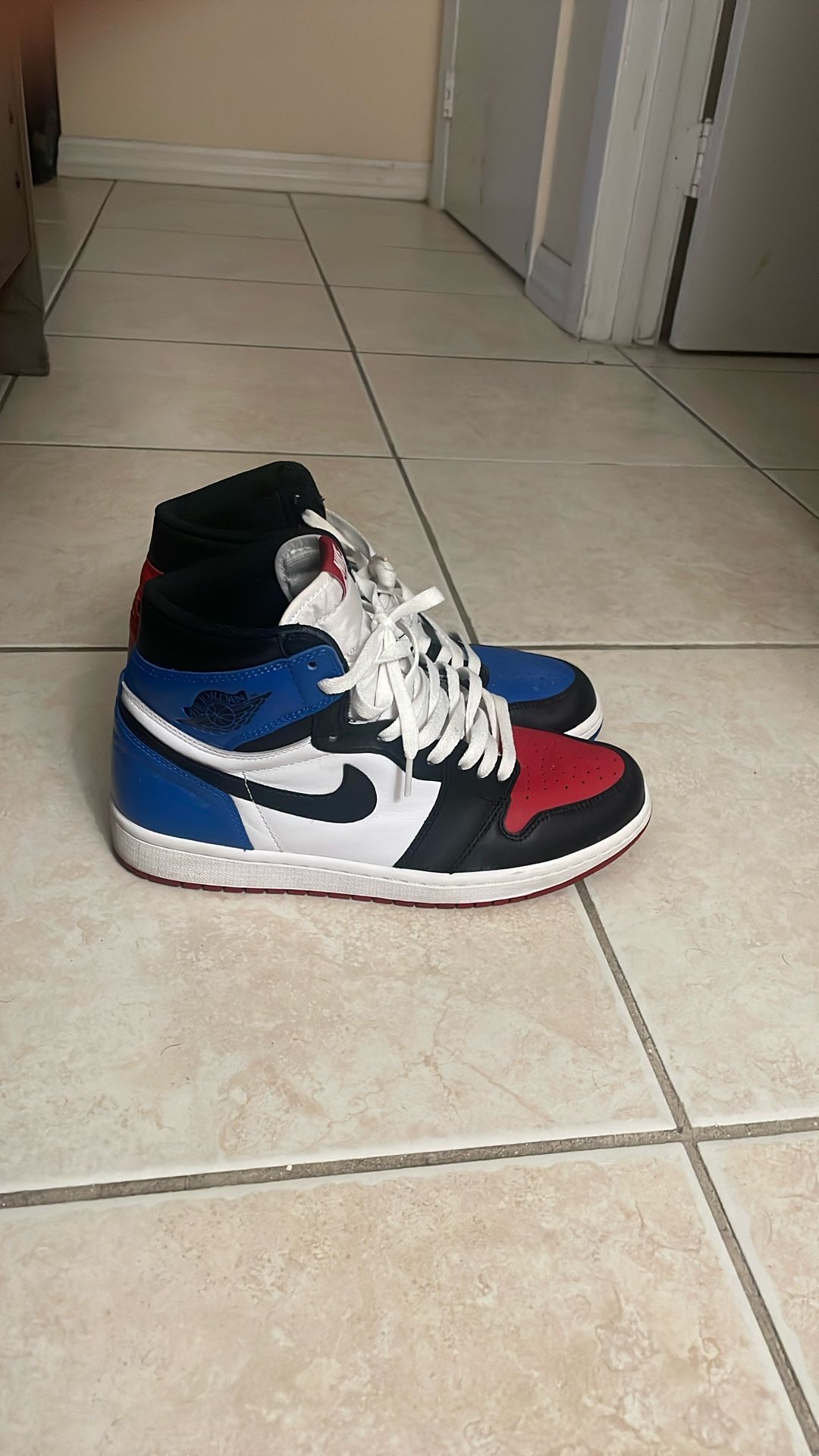 Jordan 1 Top 3 100$ Size 9