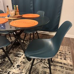 4 Dinning Chairs / NO TABLE