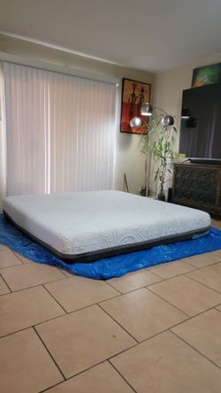 VERY NICE KING SIZE SERTA MATTRESS FOR SALE! IN GREAT CONDITION, FREE DELIVERY