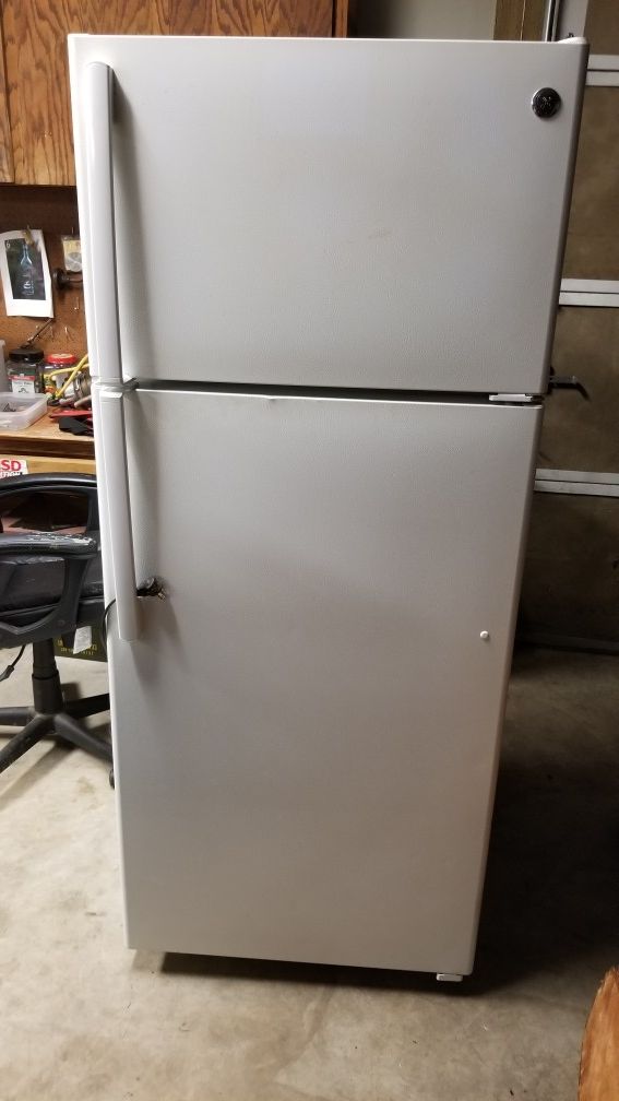 GE® 17.5 Cu. Ft. Top-Freezer Refrigerator GTS18GTHFRWW