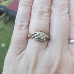 10 K Gold Ring Diamonds.