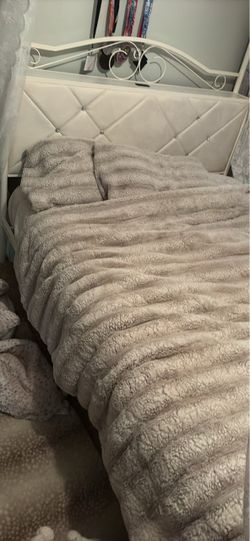 Queen/full comforter and pillow cases