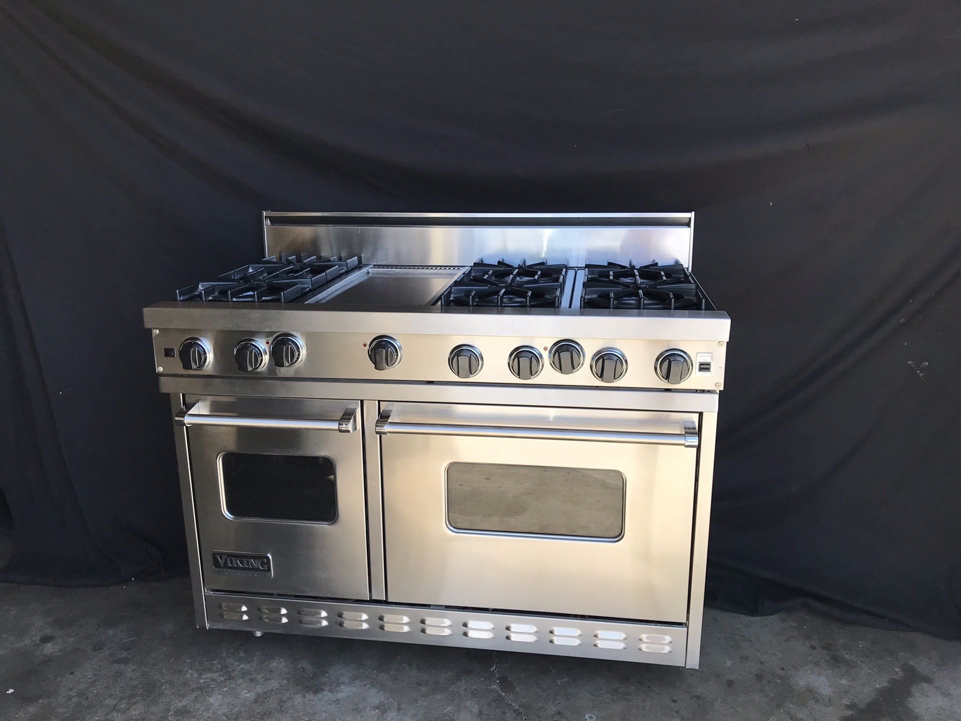 48 Gas Viking Range, Griddle, Convection Oven, Burner Stovetop - Main Image