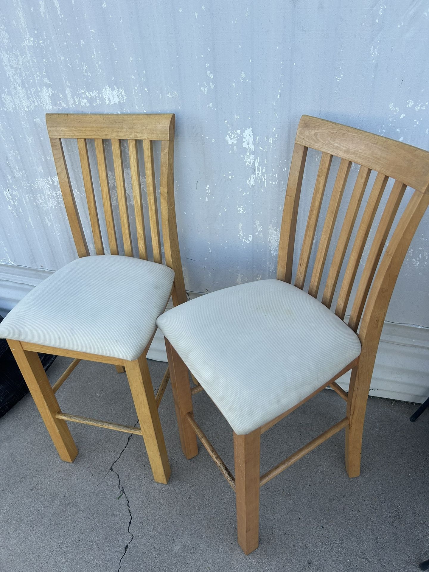 2 Countertop/bar stools