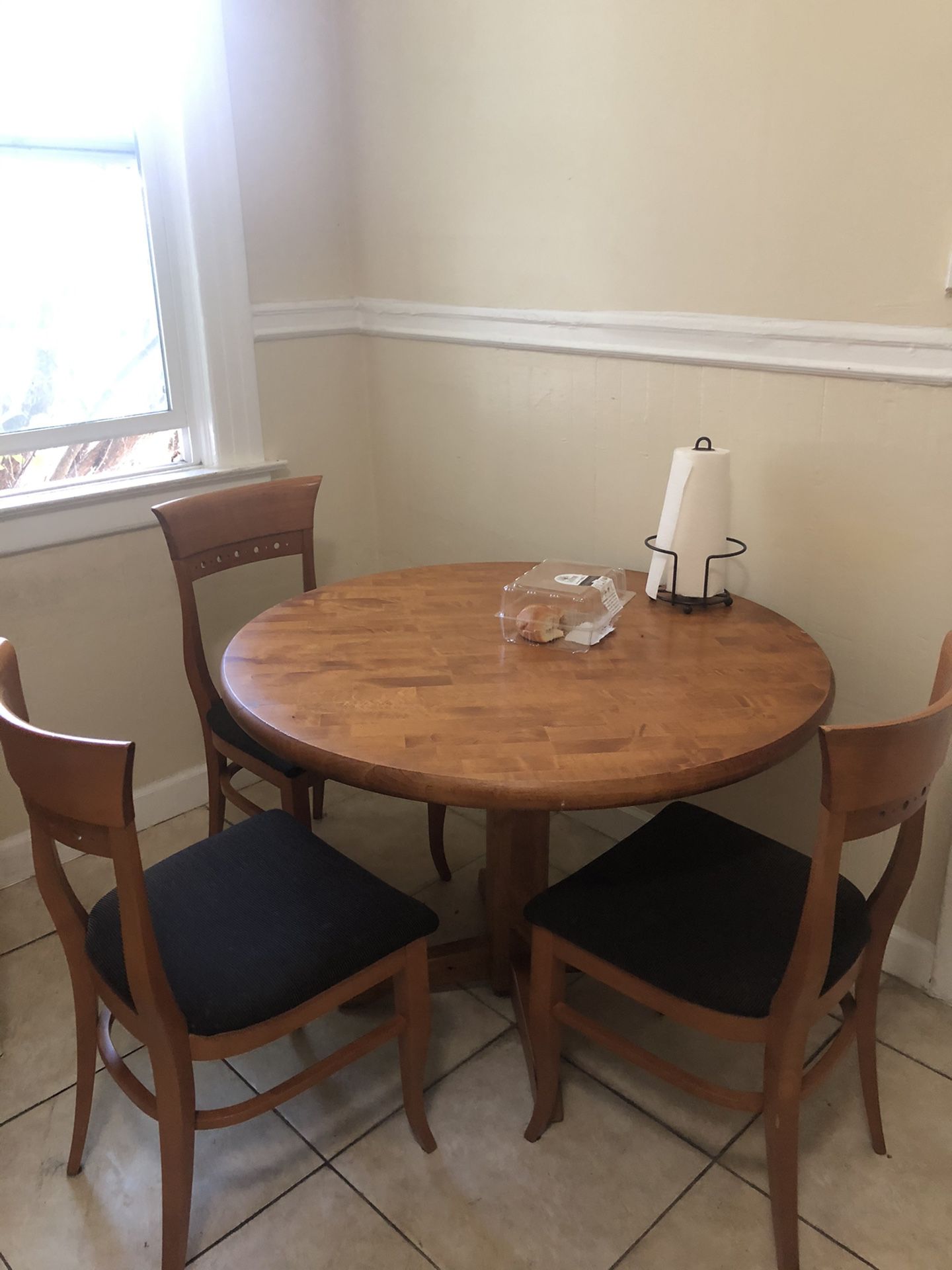 Round Kitchen Table with Chairs