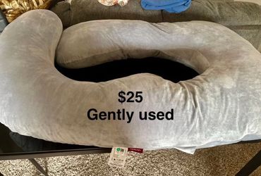 Momcozy pregnancy pillow