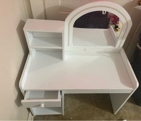 Toddler vanity