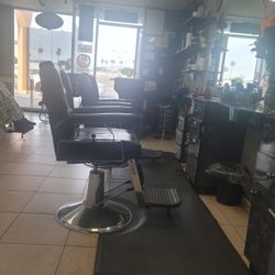 Necesito Barberos/ Y Cosmetologas