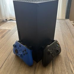 Xbox Series X w 2 Controllers 